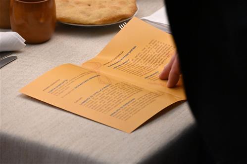 Pietanze e ricette dello stravizzo sono state riprese dal Ricettario della SS. Annunziata di Firenze, testo della Corte Medicea, databile al 1664 ca., ora studiato nel contesto del progetto di ricerca AtLiTeG (Atlante della lingua e dei testi della cultura gastronomica italiana dall’età medievale all’Unità, progetto che coinvolge varie Università italiane, coordinato a livello nazionale dall'Accademica Giovanna Frosini, a livello di unità locale dagli Accademici Nicola De Blasi, Rita Fresu, Sergio Lubello; vi lavorano 14 ricercatori e ricercatrici).