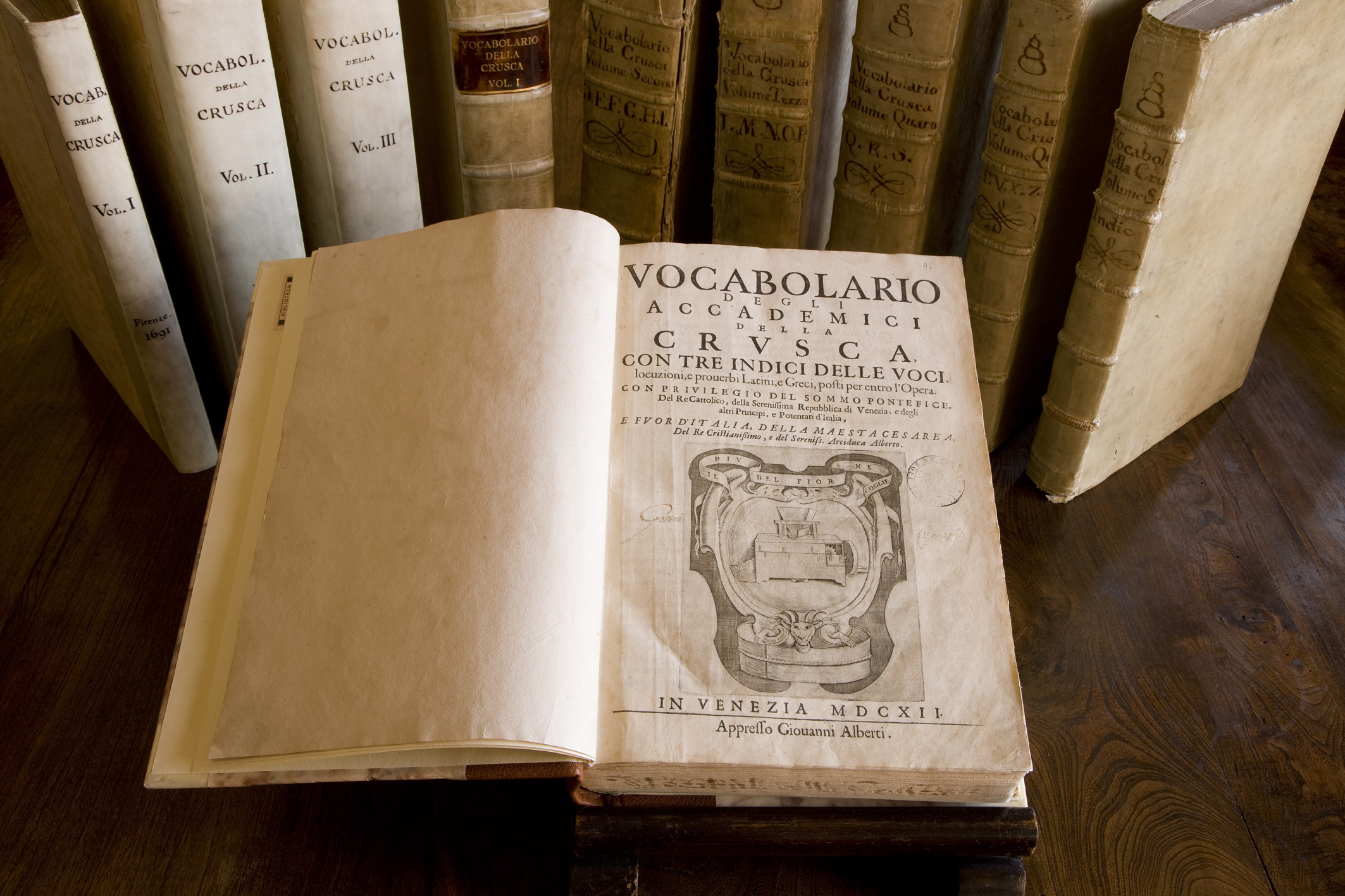 Le prime quattro edizioni del Vocabolario (foto di G. Tatge, Regione Toscana)