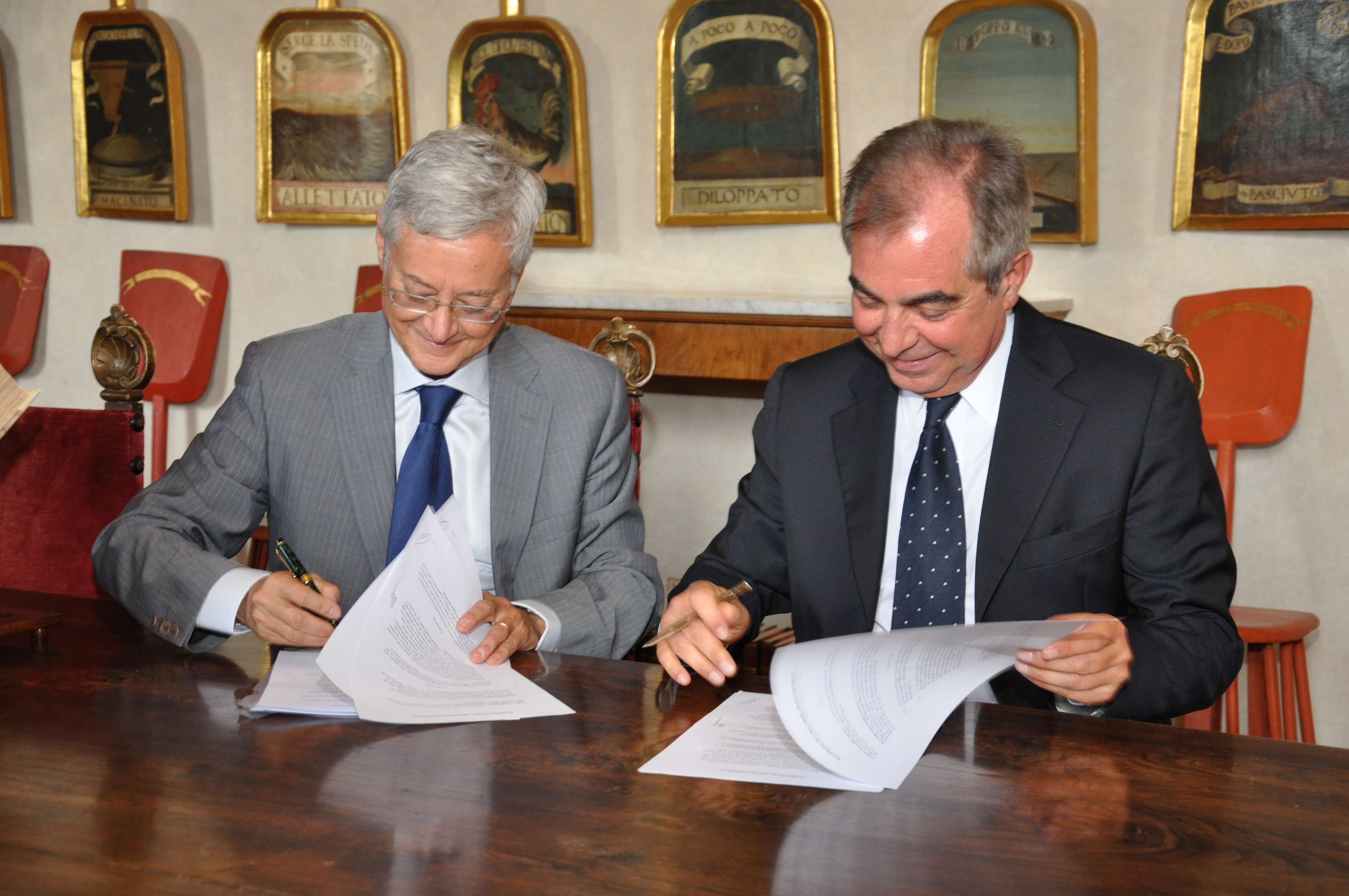 Claudio Marazzini e Marco Castelluzzo firmano l'accordo Crusca - UTET
