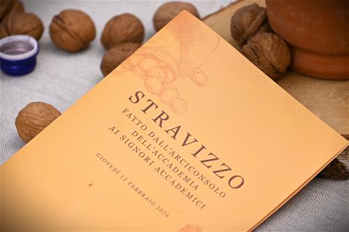 Lo stravizzo (voce registrata fin dalla prima impressione del Vocabolario degli Accademici della Crusca, con il significato di 'merenda'), è, come ha definitivamente chiarito Bruno Migliorini, una voce derivata dal serbocroato "zdravica" (pronuncia sdravìzza) 'brindisi all'altrui salute', reinterpretato come formato da "vizio" (il che spiega il passaggio al maschile) con il prefisso superlativo stra- nel senso quindi di 'banchetto, gozzoviglia'.